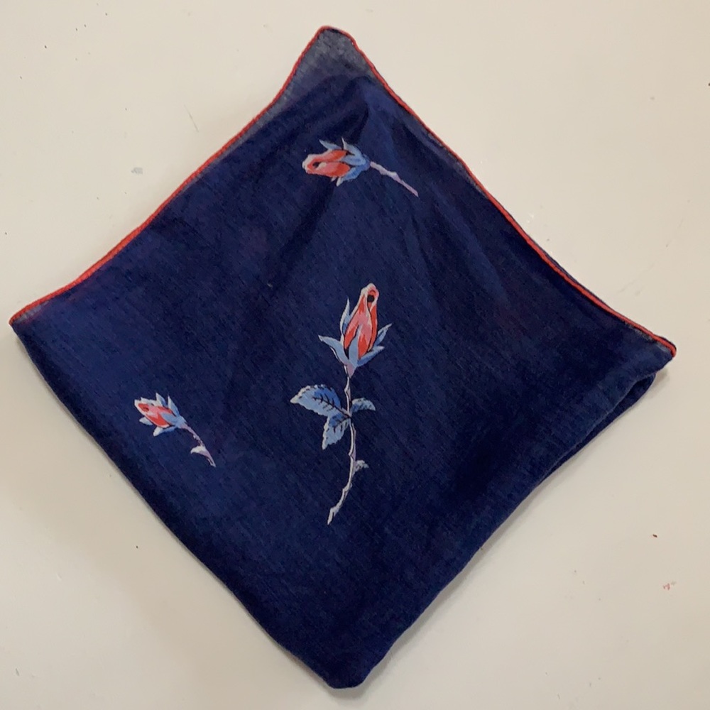 VINTAGE NAVY BLUE HANKIE WITH ROSES - Picture 4 of 4